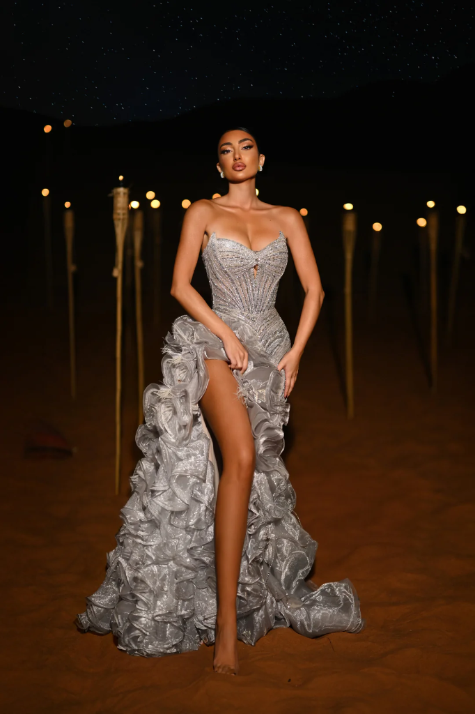 Vestido escote corazón abertura alta decorada con organza bordado en pedrería