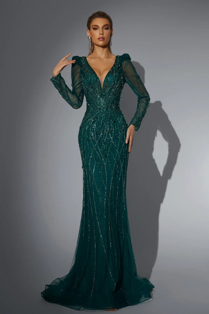 Vestido escote V profundo mangas largas de tul transparente bordado en pedrería (6)