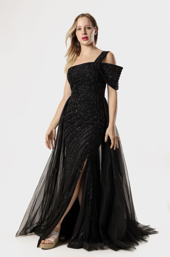 Vestido ajustado bordado en pedrería con sobrefalda un hombro