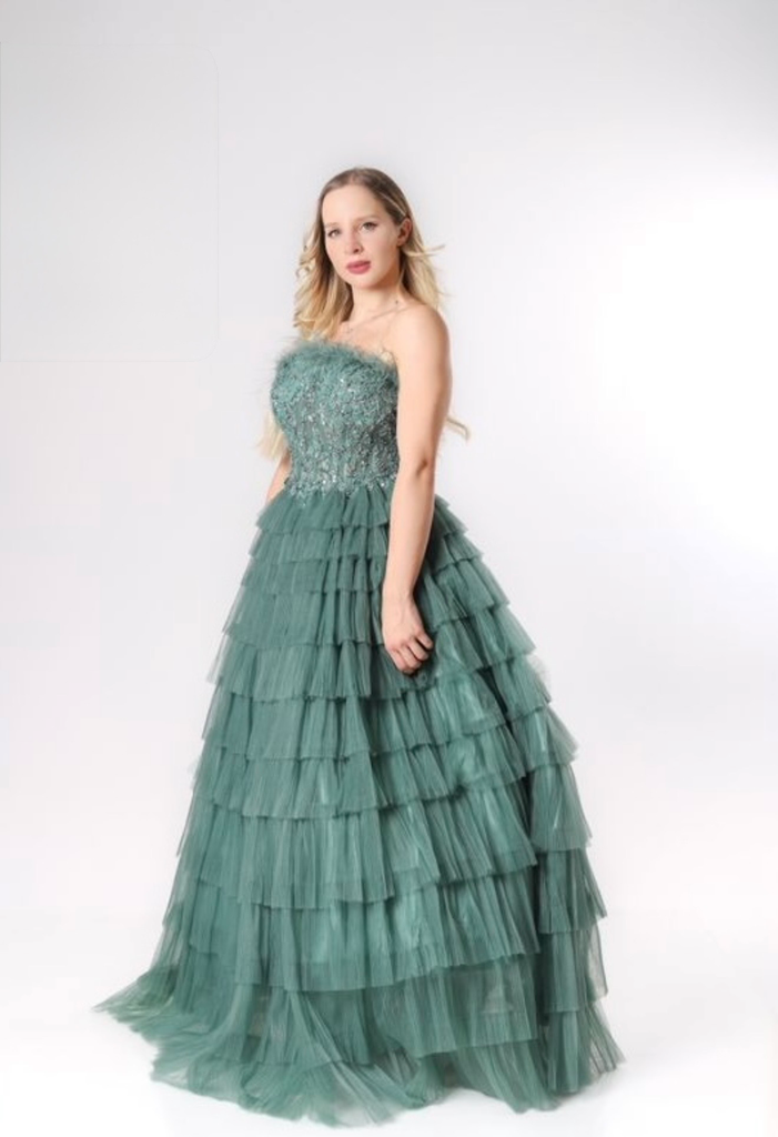 Vestido de olanes línea A escote recto con detalles de plumas