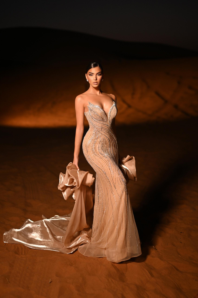 Vestido escote V profundo bordado en pedrería capa suave desmontable