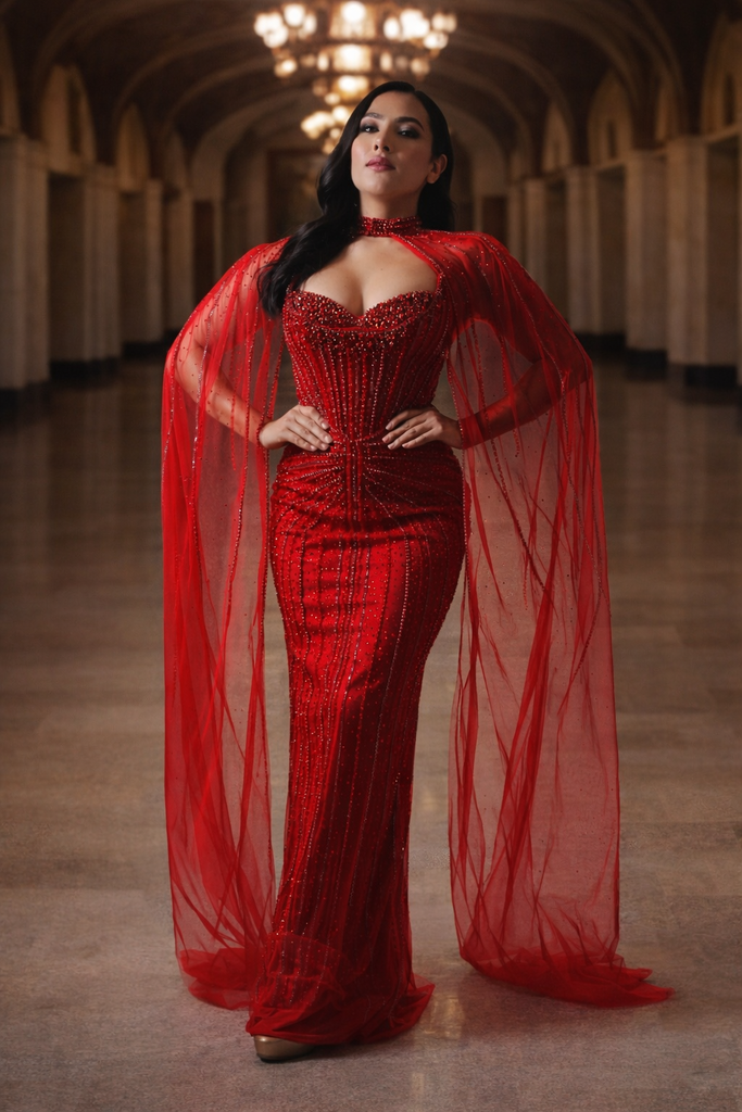 Vestido ajustado con capa desmontable bordado en pedrería