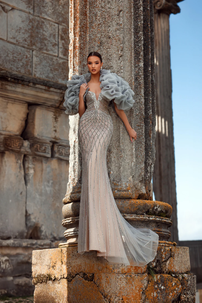 Vestido strapless con ilusión central mangas desmontables bordado en pedrería