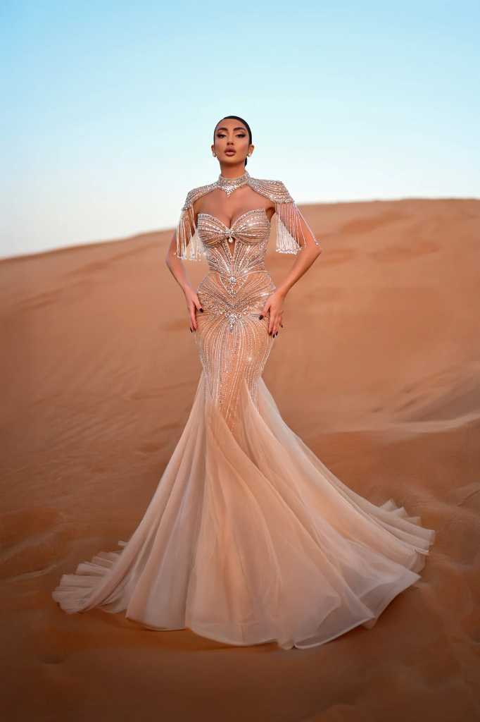 Vestido corte sirena con hombreras desmontable escote corazón bordado en pedrería (6)