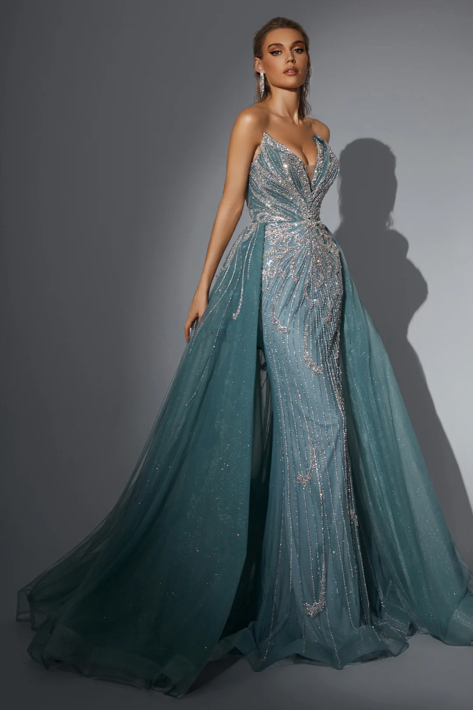 Vestido escote V profundo con cauda bordado en pedrería (6)