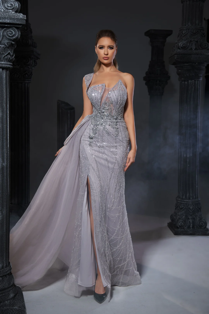 Vestido ajustado escote profundo V con abertura lateral media cauda ligera bordado