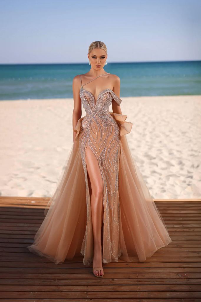 Vestido escote profundo en V diseño asimétrico con tirantes delicados bordado en pedrería con sobrefalda